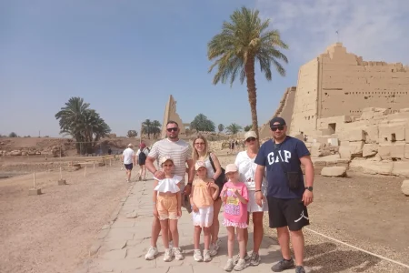Happy tourists on a historical day trip from Hurghada to Luxor with WawelEG Tours