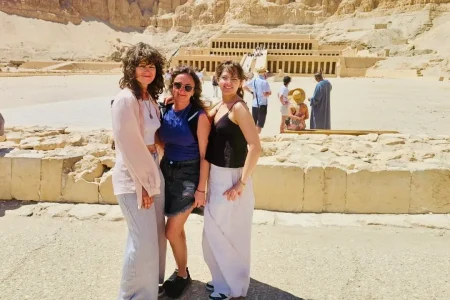 Zadowolone turystki w świątyni Hatszepsut w Luksorze z WawelEG