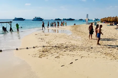 Tourists on the sandy beach of Hula Hula Island in Hurghada – WawelEG